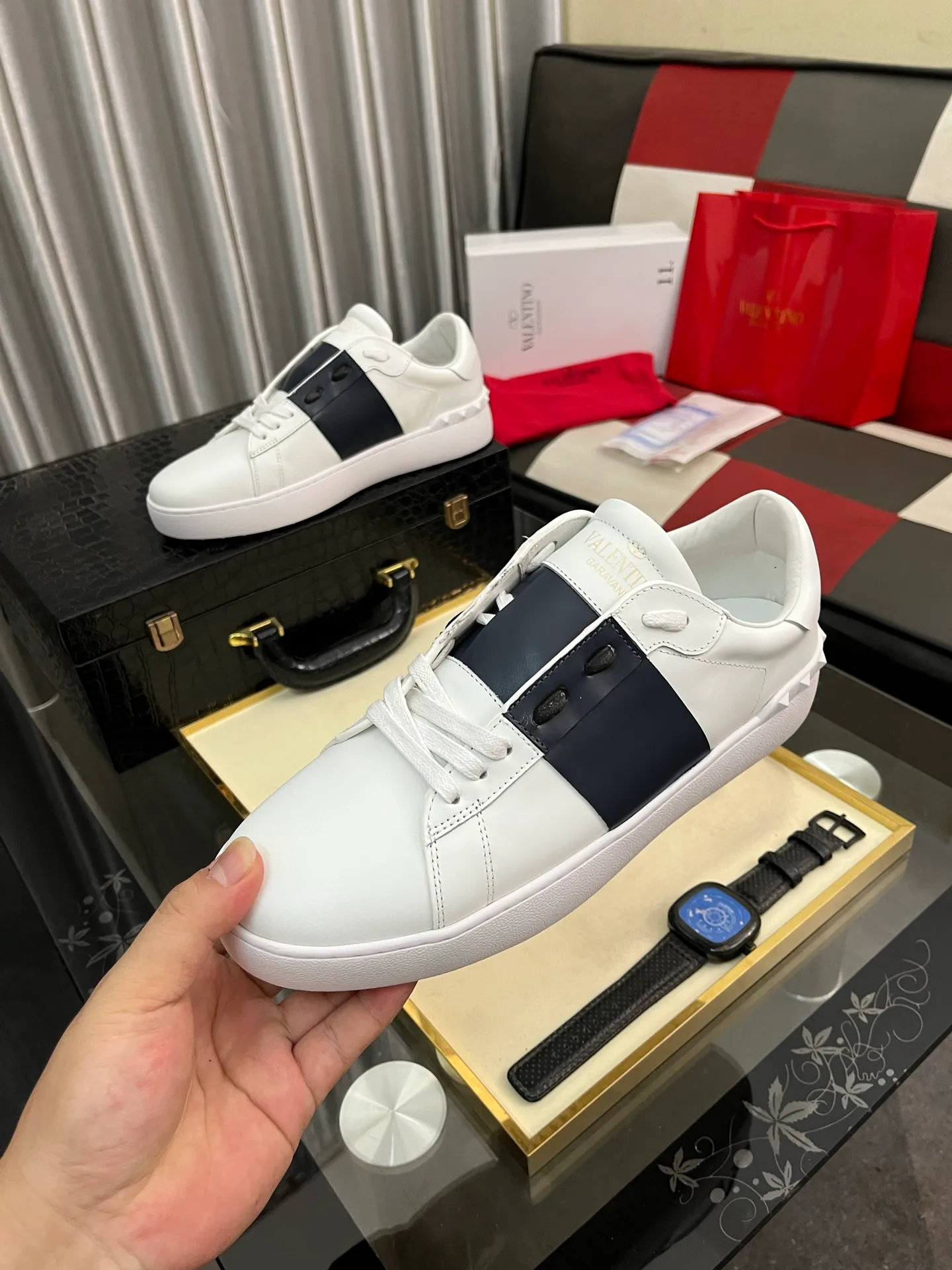 Men's shoes💰420⌚️⌚️Valentino white shoes⚡️Original replicas are coming👉Many pictures of the feet of Internet celebrities🔥Authentic Hong Kong purchased for HKD 5,500⚠️All parts are genuine molds, refuse to look at pictures to make goods👊The upper is made of top-grained cowhide➕3D printed. Water-dyed cow lining inside + cowhide feet, code number: 38-44